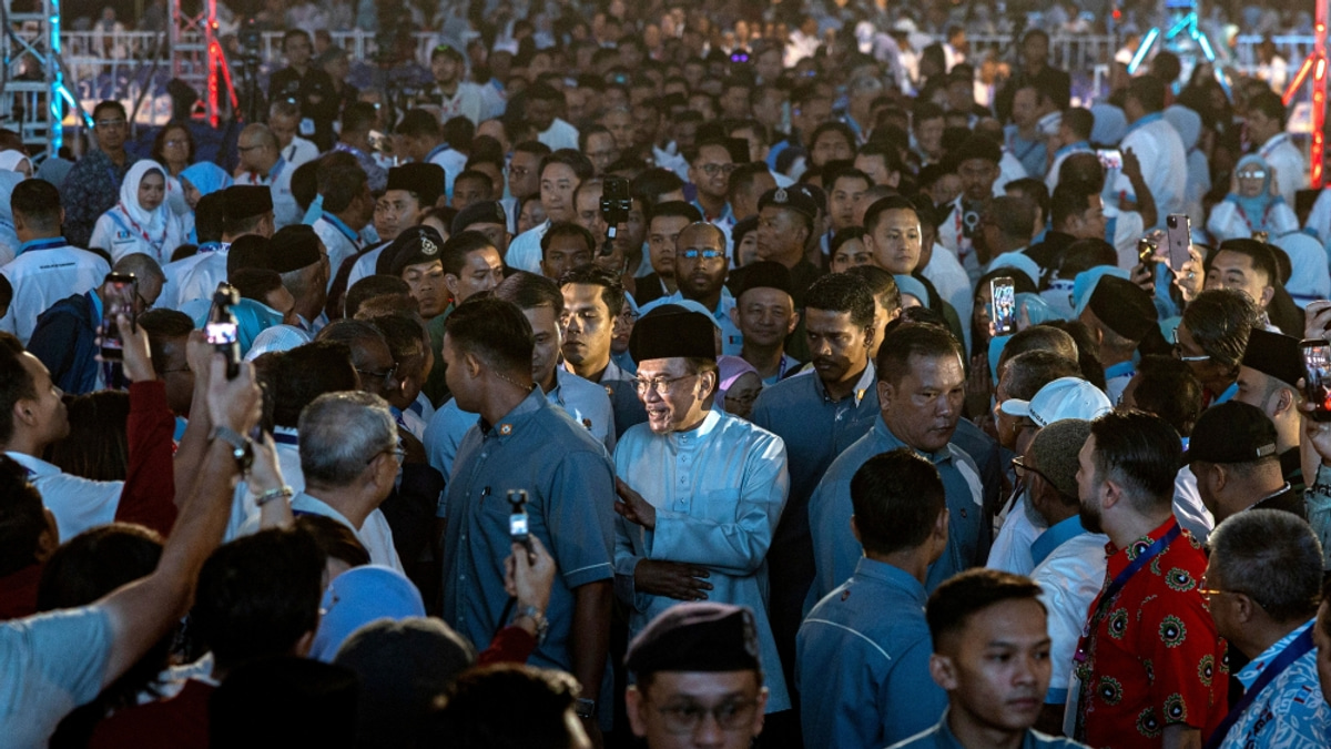 Anwar Ibrahim Pushes Cabinet to Repeal Universities and University Colleges Act