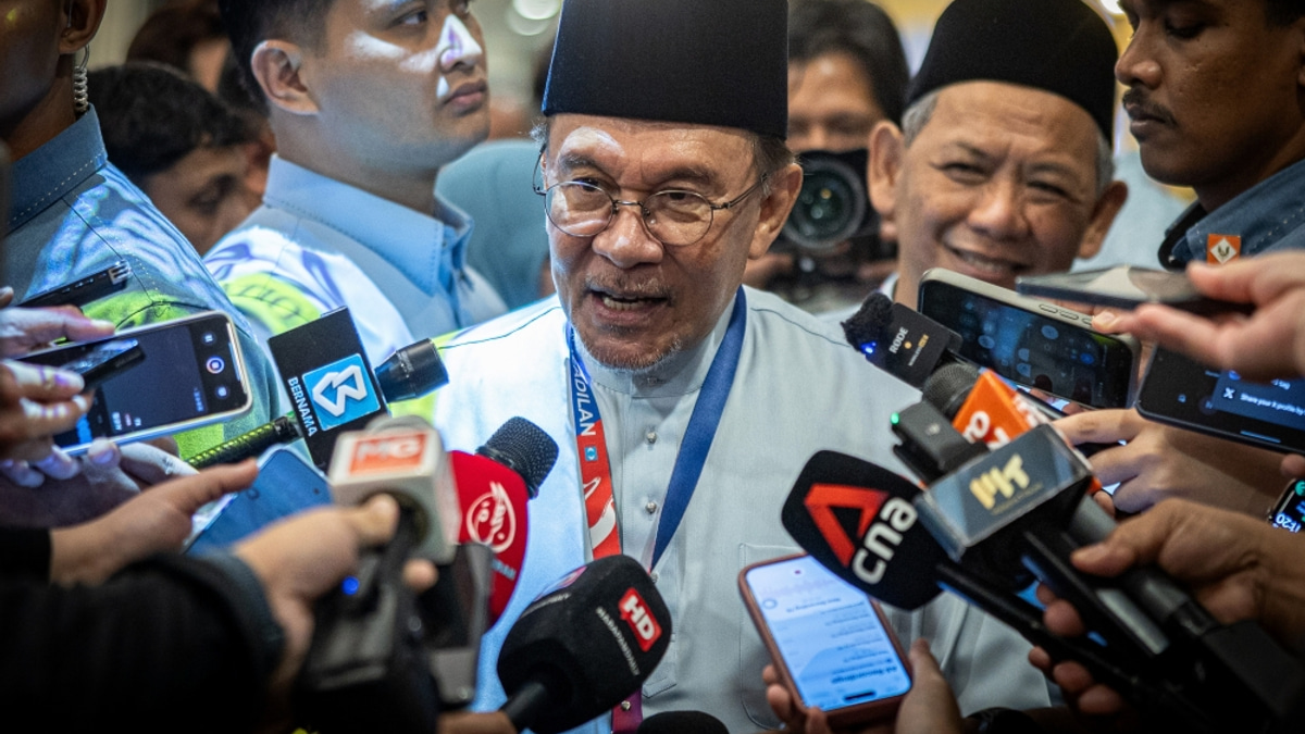 Anwar Rejects Claims of Coalition Rift, Emphasises Commitment to Stability